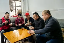 热腾饺子送上门，恩平退伍老兵的心暖了图片
