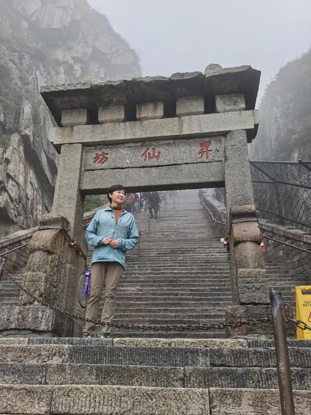 四十七年后著名主持人敬一丹再登泰山 “人生需要仪式感”