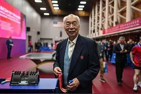 国乒功勋教练张燮林被授予“体育工作杰出贡献者”国家荣誉称号图片