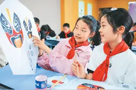 小学生绘制京剧脸谱风筝图片