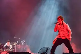 五月天演唱会上竟有人看《甄嬛传》？演唱会“冷静区”该被公开吐槽吗图片