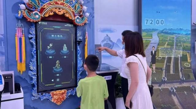 WAIC 2025︱中国电信AI科技范儿圈粉全场　智慧车、“钢铁侠”硬核应用成焦点