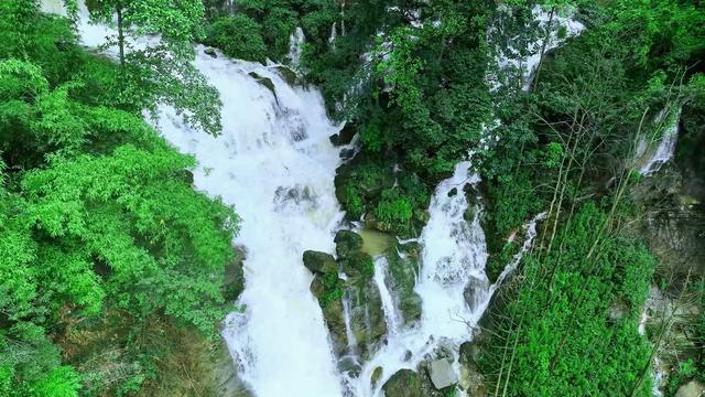盘州新民：出水洞出水成瀑