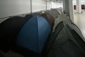 地下室支帐篷避暑，再不装空调就影响大学招生了 | 新京报快评图片