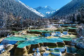 四川阿坝：雪后黄龙美景如画图片