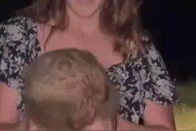 美国网红野外抢走小袋熊，袋熊妈妈焦急地在后面追赶，拍摄者不断大笑图片