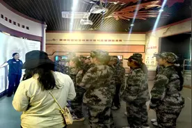 带领学生探秘地震科普基地图片