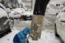 长沙人的初雪狂欢：男孩看到下雪以为没睡醒，约记者“要不要一起玩？”图片