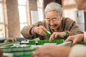 连搓数小时麻将，62岁阿姨牌没胡，自己却“糊”了！医生提醒，室内也会中暑图片