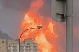 马来西亚一油站天然气输送管泄漏起火图片