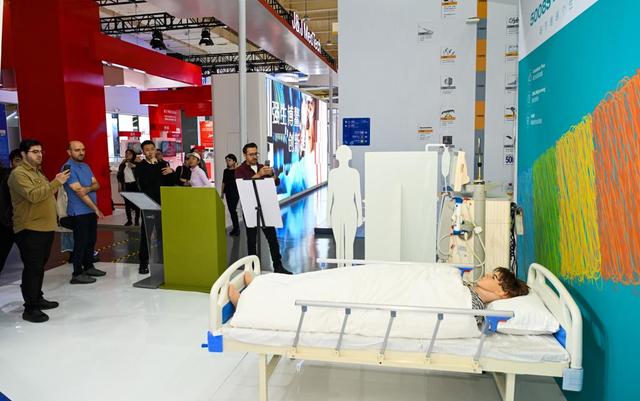 亚通组织执委会会议参会外宾在海南参访