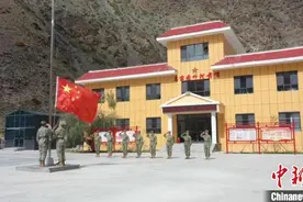 跨越数千公里 浙江瑞安学生“牵手”新疆戍边战士同升国旗图片