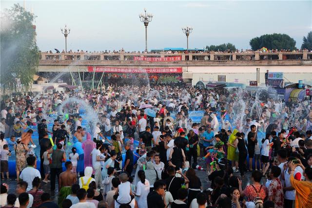 泼洒吉祥，乐享清凉！兴安盟科右前旗首届泼水那达慕开幕