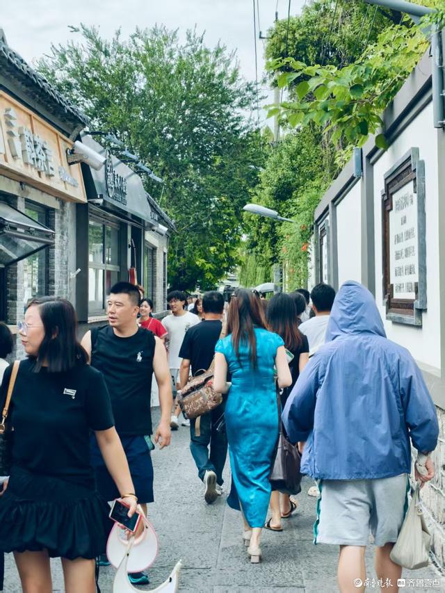 济南古城游人如织