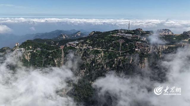 泰山：云海漫过十八盘 漫山云雾卷成“纱幔”