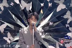 周深太忙、张艺兴和自己小时候合唱、刘宇宁和4个自己同台……跨年演唱会一大波回忆杀图片