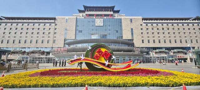 北京市部分火车站地区主题花坛盛装亮相！“国门印象”邀您共赏——