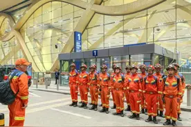 按照中央统筹部署，云南省委书记、省长指挥协调，连夜紧急驰援缅甸！图片