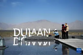 贺兰山下的图兰朵葡萄酒小镇图片