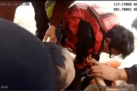 生死瞬间，他们纵身一跃跳河救人！图片