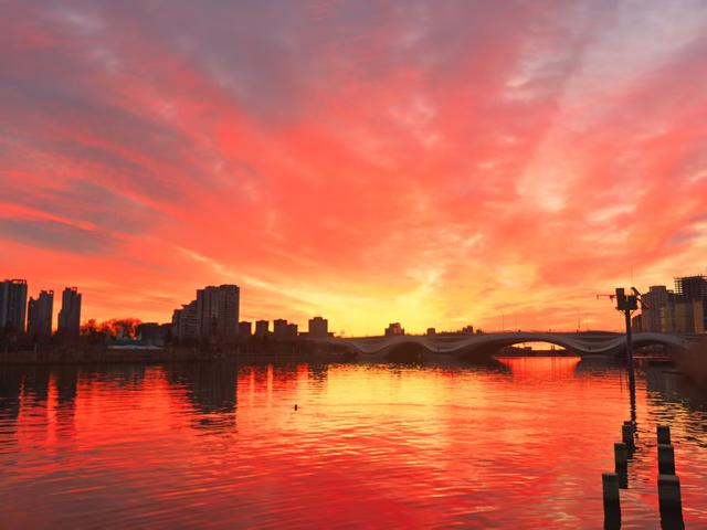 绝美朝霞来了！风歇月晕笼，霞流江泛红