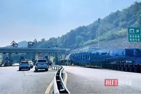 湖北路警企联合，护送591.9吨“巨无霸”在高速顺利通行图片