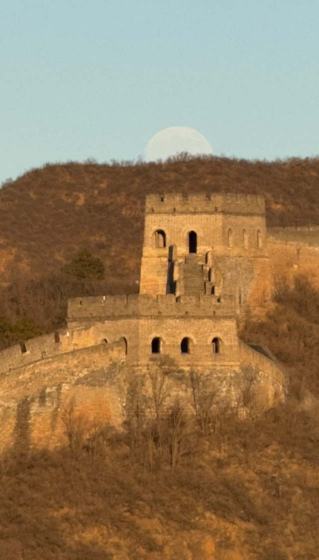金山岭上，一轮明月照长城