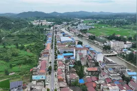 红安县共富工坊点亮巾帼之光，让当地留守妇女做工顾家两不误图片