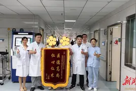年轻就是熬夜的资本？看看他俩再回答！图片