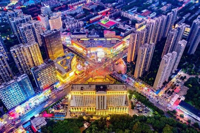 最近，洛阳人都在钻商场，怎么回事？