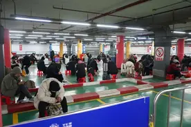 “凌晨的火车站比想象中温暖……”这是春运返程高峰下的上海站→图片