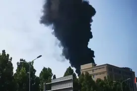 果然视频|济南一大厦楼顶突发大火，消防：防水材料起火，已扑灭图片