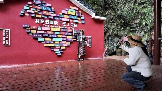 焕新迎客，游人如织！国庆中秋假期首日，保康五道峡景区售票破万