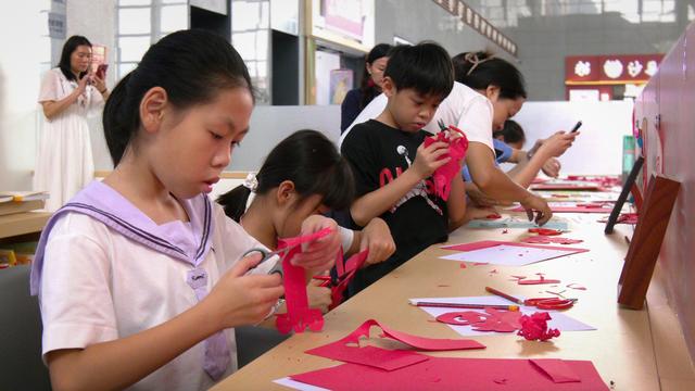 高铁伴书香 阅读行万里