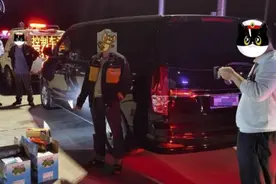 江西一男子超载被盘查，车上拉了650条假烟图片