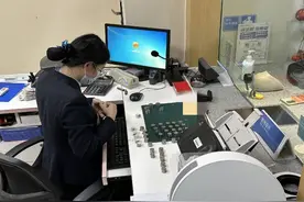 民生银行济南文东支行热情为客户提供零钱兑换服务图片