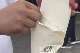 游客在景区买的饮料“大杯套小杯”？店家澄清：饮品系“盲盒杯”，底部放有礼物图片