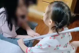4岁女孩陪自闭症姐姐不停唠嗑图片