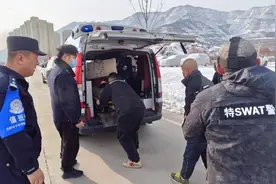 “汪汪队立大功！”甘肃一男孩放学一夜未归 警犬在雪地找到他，现已脱险图片