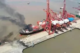 宁波北仑港区一货轮上集装箱发生爆炸，宁波港回应：码头属于下属公司，目前还在调查中图片