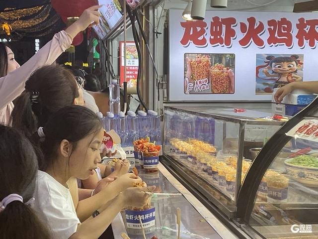 夜游台东小吃街：人潮涌动，烟火升腾