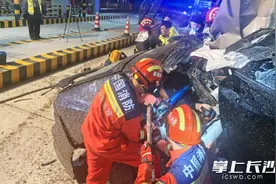 疲劳驾驶酿车祸，消防成功营救5名被困人员图片