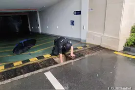 风雨中，守护一直都在县住建系统全力以赴抗击洪水守护家园图片