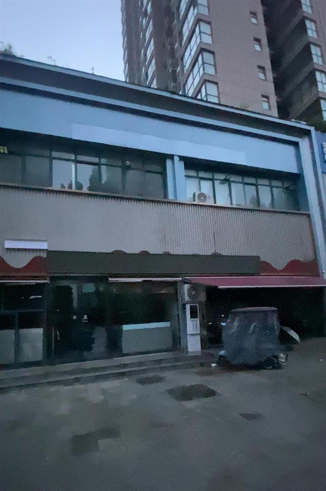 “3女带4孩续面”面馆招牌已拆除，涉事女顾客：已委托律师起诉，要求对方公开道歉