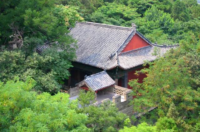 山魂水魄石中趣，尽付腊山云雾间