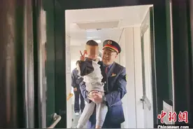 K927次列车上的暖心守护：“临时爸爸” 与走失萌娃的故事图片