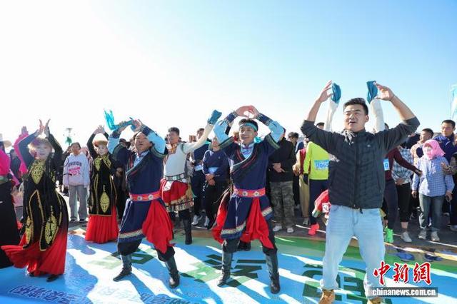 青海刚察：徒步爱好者青海湖畔品冬肉迎重阳