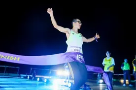 超900名梯客挑战湖南第一高楼图片