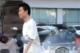 网友济南街头偶遇韦东奕：面带微笑大步向前，手中少了矿泉水和馒头图片