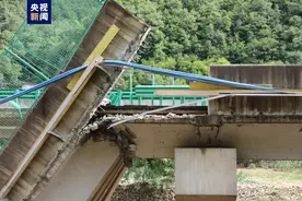 11人遇难！陕西突发暴雨山洪致一高速公路桥梁垮塌！已发现坠河车辆5辆图片